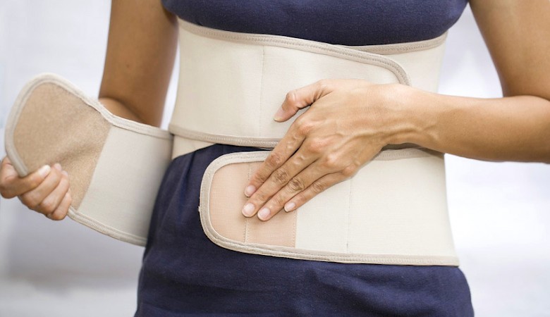 Foto von einer Frau die eine Bauch-Bandage trägt