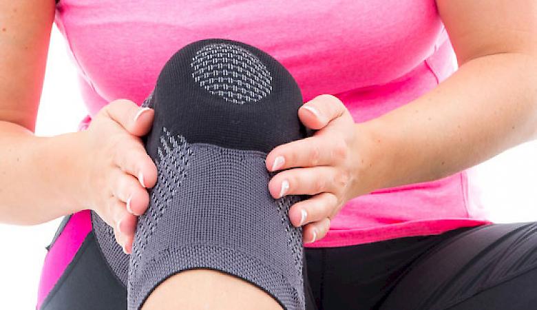 Foto mit einer Person die eine Sport-Kniebandage trägt