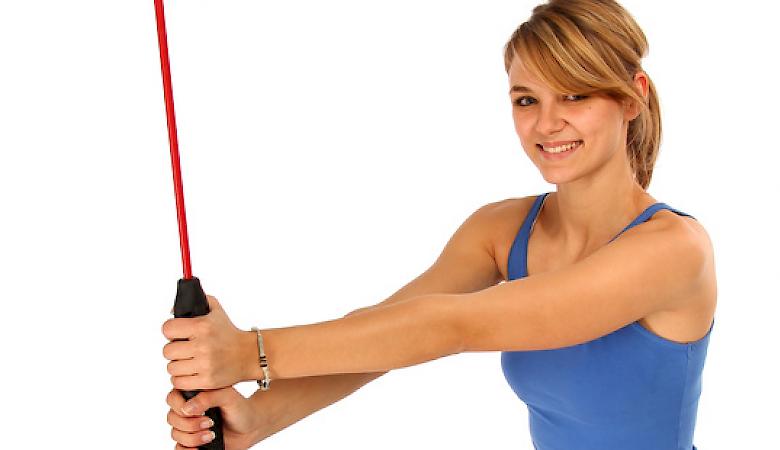Foto mit einer Frau die ein Flexibar in Hand hält Foto mit einer Frau die ein Flexibar in Hand hält