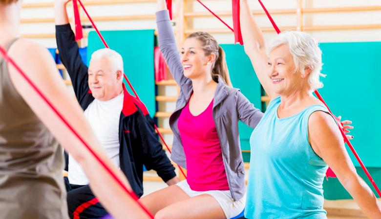 Foto mit Personen die Übungen mit einem Theraband machen