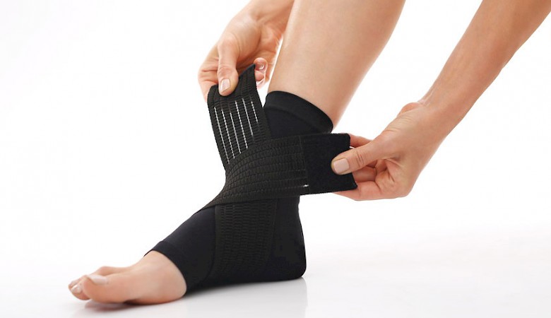 Foto mit eine Person die eine Sprunggelenksbandage trägt